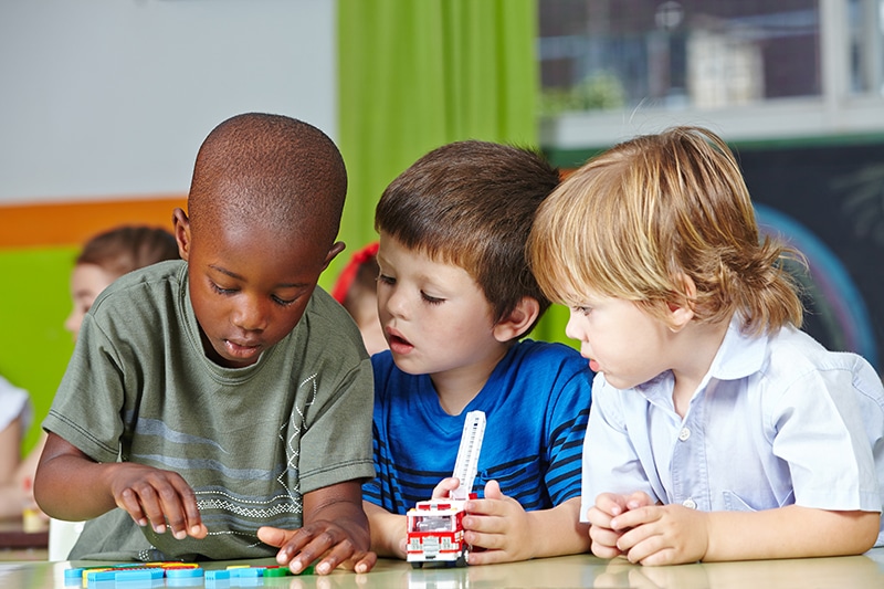 Children doing ABA therapy teamwork.